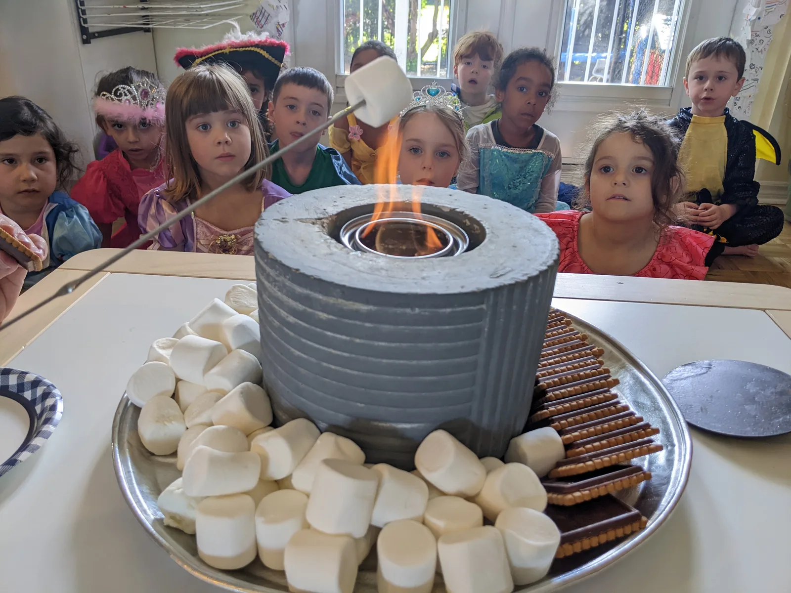 Enfants de La petite école participant ensemble à une activité de découverte