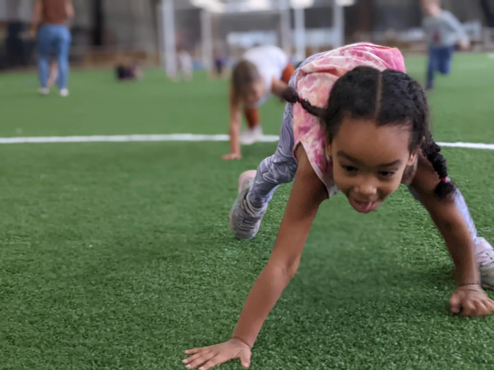 Enfants participant à une activité physique à La Fonderie