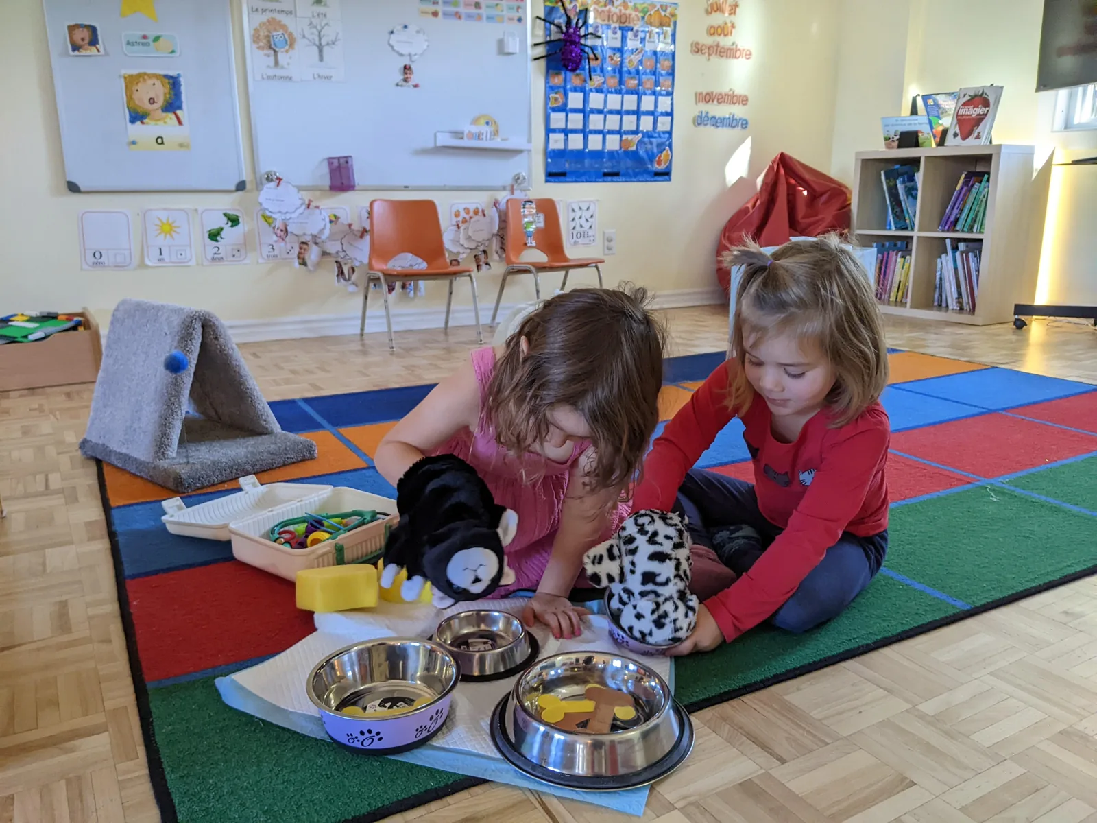 Enfants de 4 et 5 ans participant à un jeu symbolique à La petite école de mon quartier